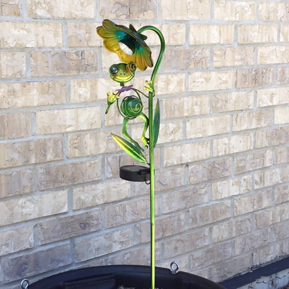 FLASH SALE Solar Frog Garden Pick